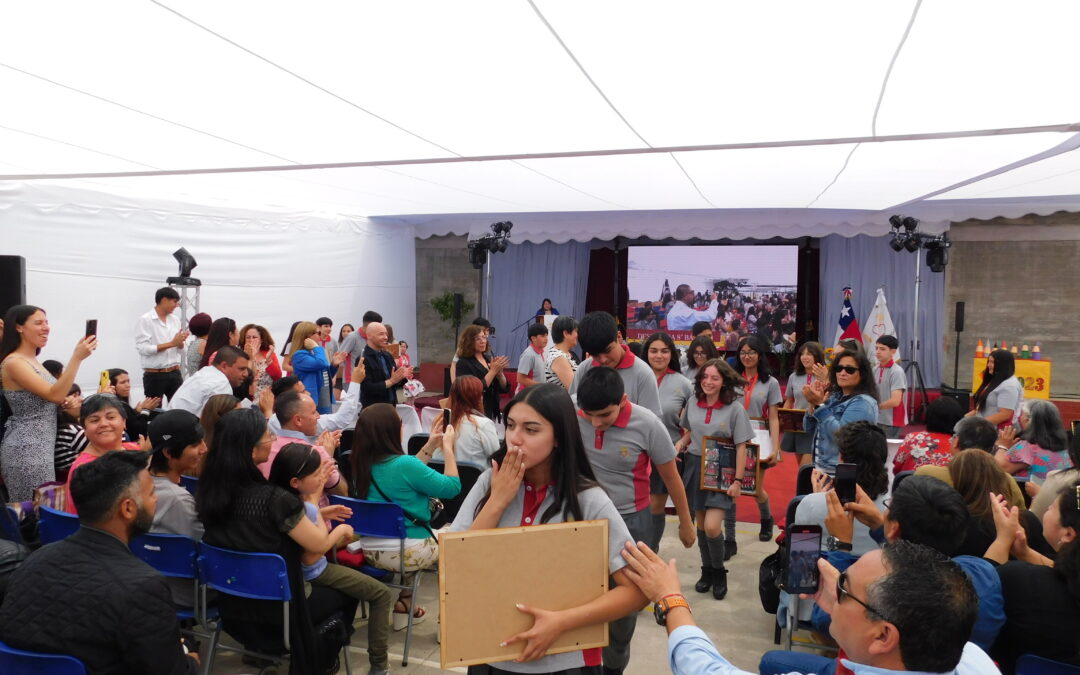 Estudiantes se despiden de la enseñanza básica para iniciar su nueva etapa en la enseñanza media